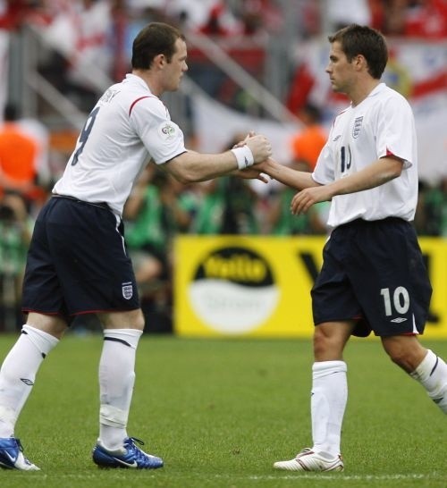 Na ten moment angielscy kibice czekali bardzo długo. Wayne Rooney (z lewej) po kontuzji w końcu wszedł do gry, zastępując Michaela Owena. Wiele jednak nie był w stanie zmienić w przeciętnie prezentującej się reprezentacji Anglii.