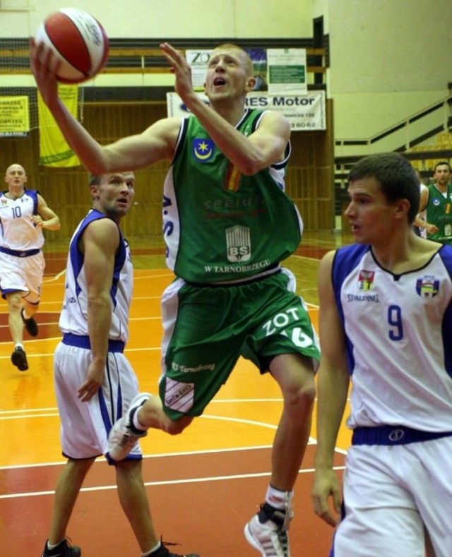  Michał Rabka (z piłką) po roku gry w Polonii Przemyśl wrócił do Siarki Tarnobrzeg.