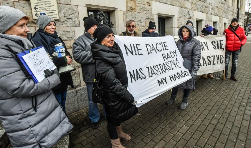 31.12.2019 bydgoszcz protest przed sadem  w obronie sadow...