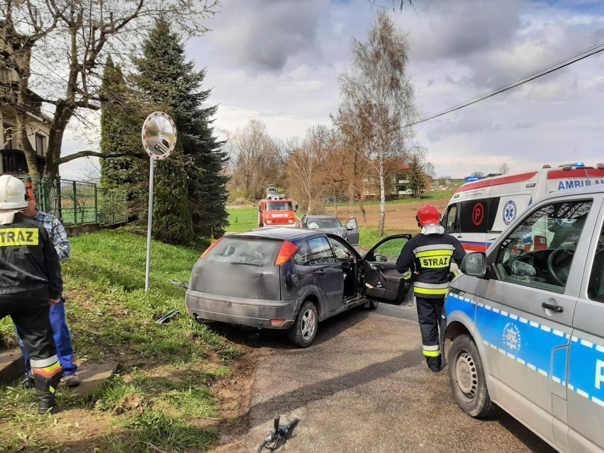 Gmina Słomniki. Wypadek w Miłocicach. Zderzyły się dwa samochody. Są osoby ranne