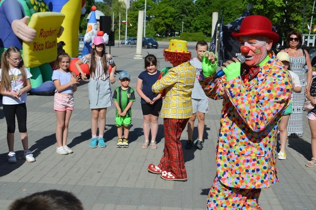 Klauni Ruphert i Rico zabawiali dzieci przed Miejskim Domem Kultury