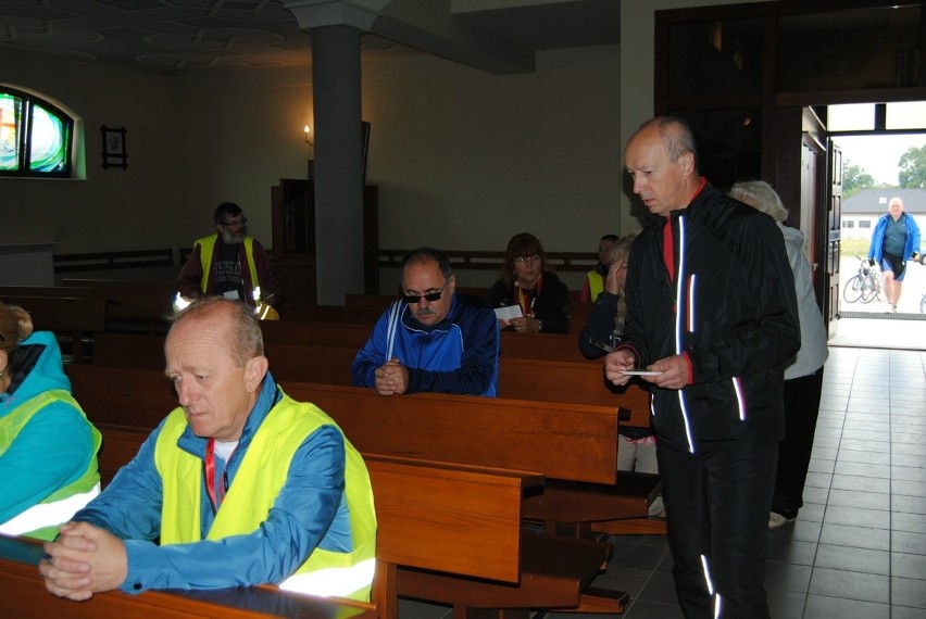 Mieszkańcy powiatu włoszczowskiego ze starostą i burmistrzem pielgrzymowali na rowerach 