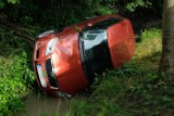 W Korytnikach koło Przemyśla kierowca skody stracił panowanie nad samochodem i wpadł do potoku [ZDJĘCIA]