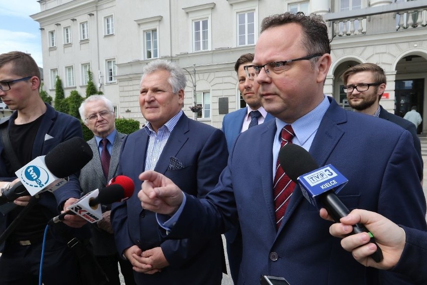 Aleksander Kwaśniewski, były prezydent Polski w Kielcach. Przyjechał poprzeć Andrzeja Szejnę (OGLĄDAJ ZAPIS TRANSMISJI) 