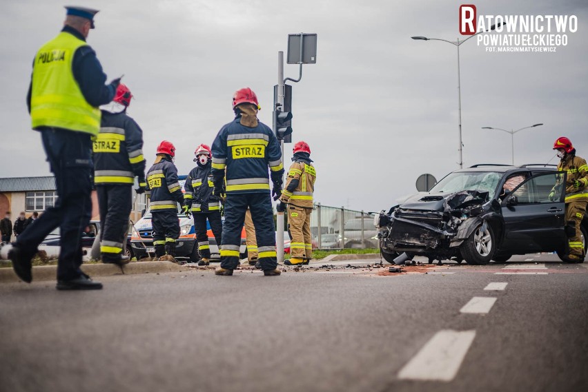 Ełk. Wypadek na ul. Kilińskiego. Toyota uderzyła w sygnalizator (zdjęcia)