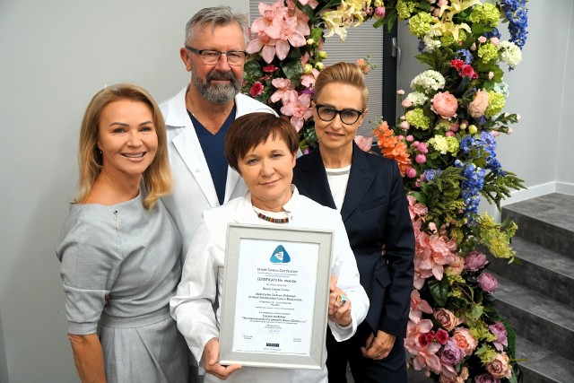 Na zdjęciu od lewej: dr n. o zdr. Magdalena Joanna Borkowska dyrektor BCO, dr n. med. Bogumiła Czartoryska-Arłukowicz koordynator merytoryczny Breast Cancer Unit, specjalista onkologii klinicznej, dr n. o zdr. Elżbieta Potentas koordynator organizacyjny Breast Cancer Unit, dr n. med. Leszek Kozłowski specjalista chirurgii onkologicznej, Ordynator Oddziału Chirurgii Onkologicznej ze Specjalistycznymi Pododdziałami Leczenia Chorób Nowotworowych BCO