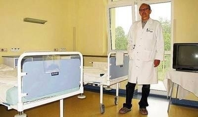 Jerzy Śliwa, ordynator oddziału chorób płuc w wyremontowanej sali dla pacjentów Fot. Maciej Hołuj