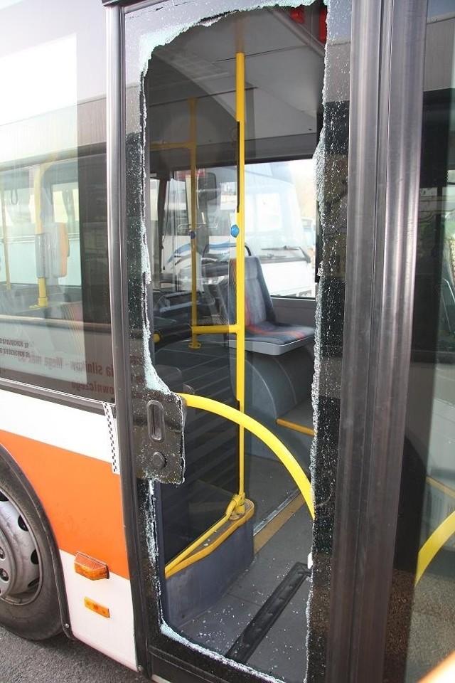 W autobusie jest do wymiany szyba w drzwiach warta 3 tysiące złotych.