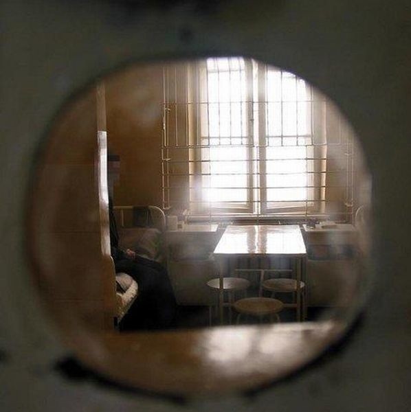 24-letni mężczyzna odsiadujący sześć lat więzienia za usiłowanie zabójstwa powiesił się w celi Aresztu Śledczego na kieleckich Piaskach.