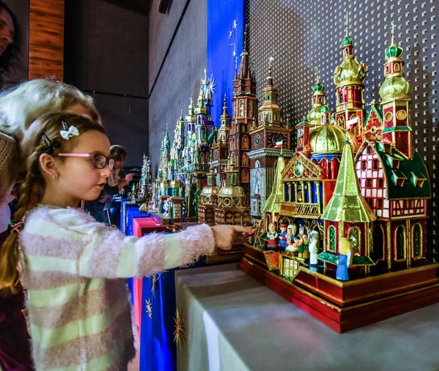 Wystawa jest pierwszym wydarzeniem nowego cyklu „Piękna nasza Polska cała” poświęconego prezentacji tradycji z terenu całej Polski. Szopki są różnej wielkości, mniejsze i większe (ta największa jest wysokości ok. 1,5 m). - Każda robi wrażenie - przyznaje Katarzyna Wolska, kierownik Galerii Sztuki Ludowej i Nieprofesjonalnej Kujawsko-Pomorskiego Centrum Kultury w Bydgoszczy, gdzie mieści się wystawa.Na wystawie oglądać można siedem klasycznych szopek krakowskich, wykonanych z myślą o odbywającym się co roku w Krakowie konkursie. Ich twórcami są rodowici krakusi, parający się tym z dziada pradziada, jak np. Dariusz Czyż, mistrz krakowskich szopkarzy, który pomógł w organizacji wystawy. Jest też jedna szopka autorstwa Ryszarda Dziedziczaka z Włocławka. Więcej zdjęć i informacji na kolejnych planszach galerii►►► Przegląd najciekawszych wydarzeń z Polski (14.12.2017, źródło TVN/X-News):