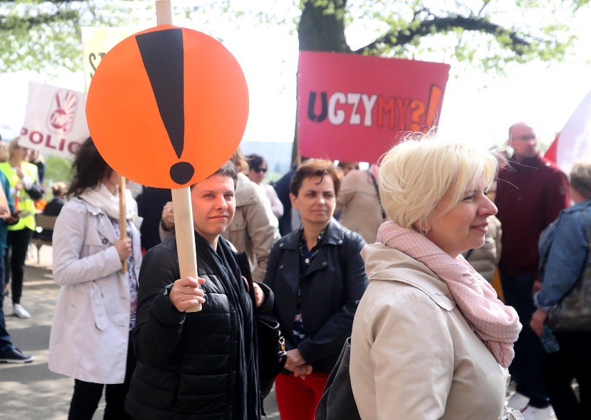 Manifestacja przed Urzędem Wojewódzkim w Szczecinie. Nauczyciele: "Potrzebujemy chleba, a nie igrzysk” [WIDEO, ZDJĘCIA]