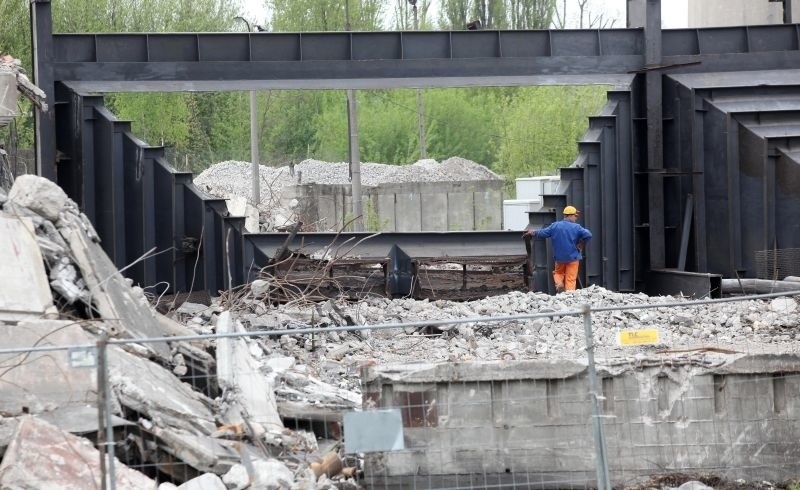 Całość prac rozbiórkowych na terenie nieruchomości zakończy...