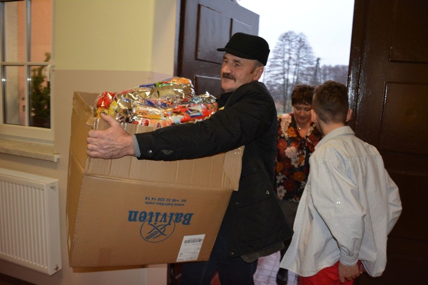 Radni powiatowi przyjechali do Domu Dziecka w Lasowicach...