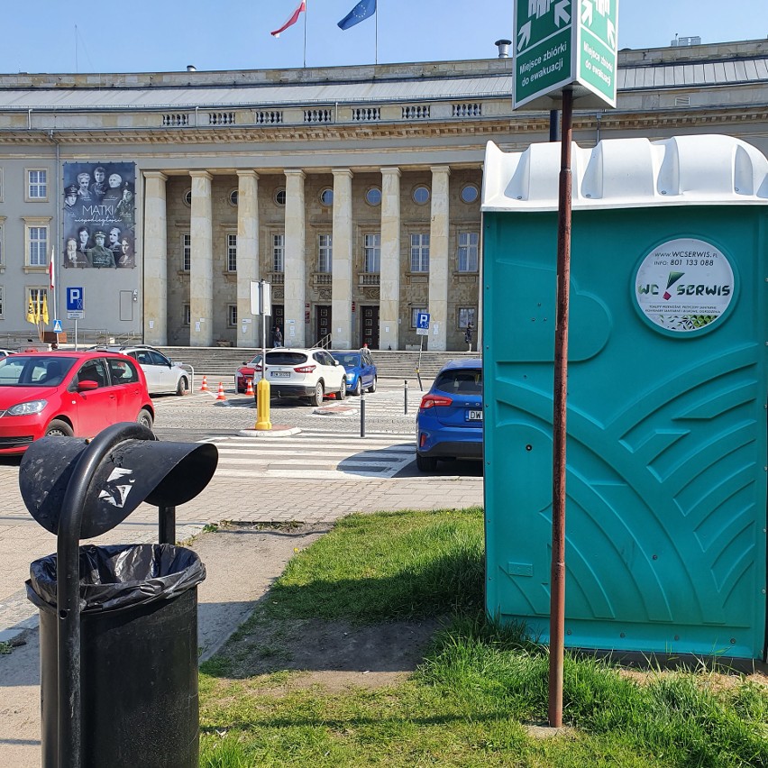Szokujący widok w centrum Wrocławia. Brudna i śmierdząca toaleta pod urzędem