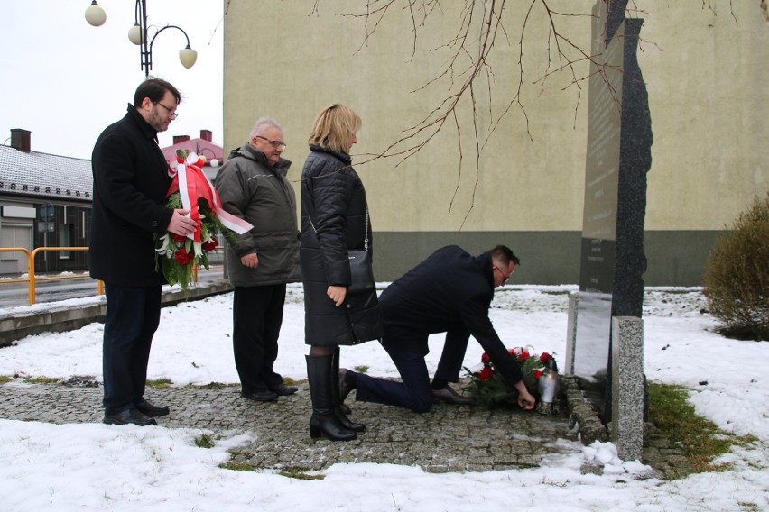 78. rocznica odbicia żołnierzy Armii Krajowej ze znajdującej się w Jędrzejowie siedziby Gestapo. Złożono kwiaty pod tablicą i pomnikiem 
