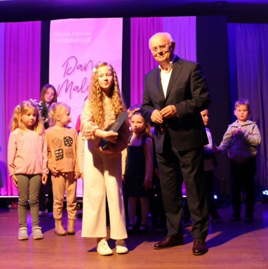 Uczestniczka The Voice Kids Daria Malicka wystąpiła w Morawicy. Utalentowana wokalistka dała piękny kameralny koncert