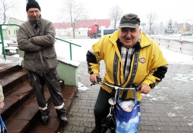 W Bojadłach jest za mało sklepówStanisław Godula i Henryk Szczerbala, których spotkaliśmy przed sklepem w centrum Bojadeł uważają, że przydałoby się więcej placówek spożywczych, gdyż byłaby między nimi konkurencja, a zyskaliby na tym tylko kupujący.