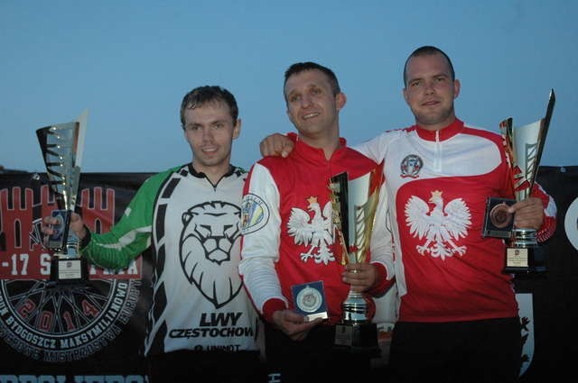 Medaliści Indywidualnych Mistrzostw Europy seniorów w speedrowerze. Od lewej: Sebastian Paruzel (srebrny medal), Marcin Paradziński (złoty) i Przemysław Binkowski (brązowy)