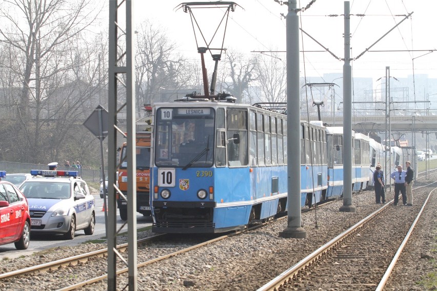 Konstal o numerze 2390 także jest na sprzedaż. Tu stoi w...