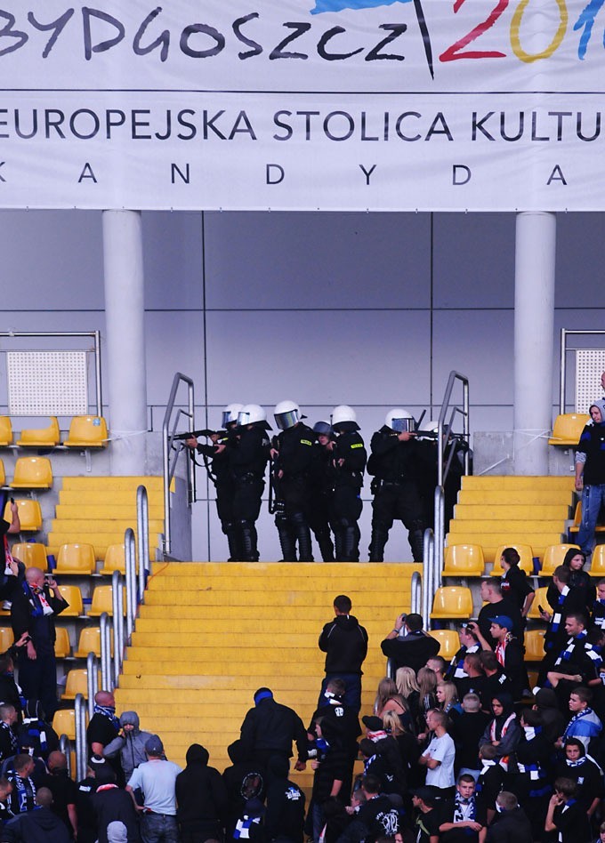 Zadyma podczas meczu Zawisza - Widzew