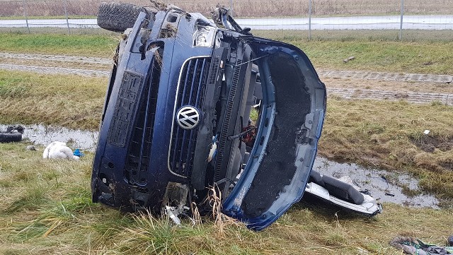 Grożny wypadek na A1 koło Łodzi. Dachowanie na autostradzie. Ranni