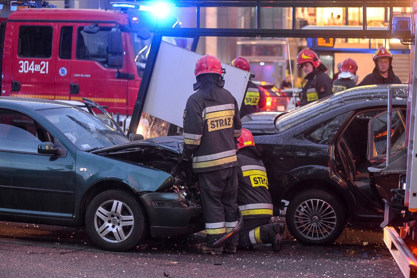 Wypadek na Rakoczego w Gdańsku. Auto wjechało w przystanek