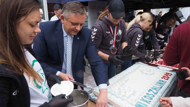 W niedzielne popołudnie prezydent Koszalina podzielił się z mieszkańcami tradycyjnym tortem z okazji urodzin miasta. Tort mieszkańcom wręcząły również szczypiornistki Energi AZS Koszalin.