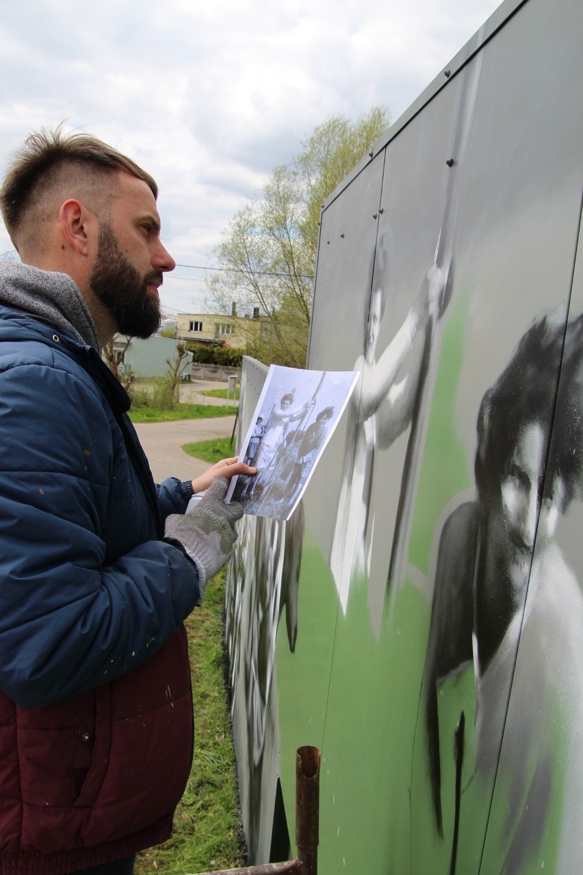 Arkadiusz Andrejkow podczas pracy nad muralem