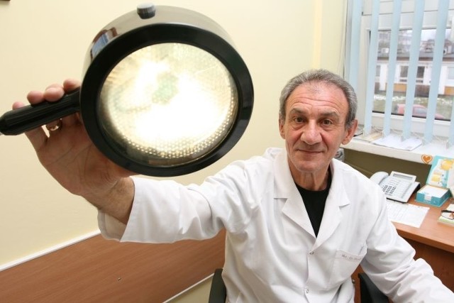 Kiedy doktor Bogusław Kupis zaczynał pracę, dermatologowi wystarczały własne oczy i lampa, dziś przychodzi z pomocą diagnostyka medyczna na bardzo wysokim poziomie, badająca mikrostruktury najmniejszych żywych organizmów.