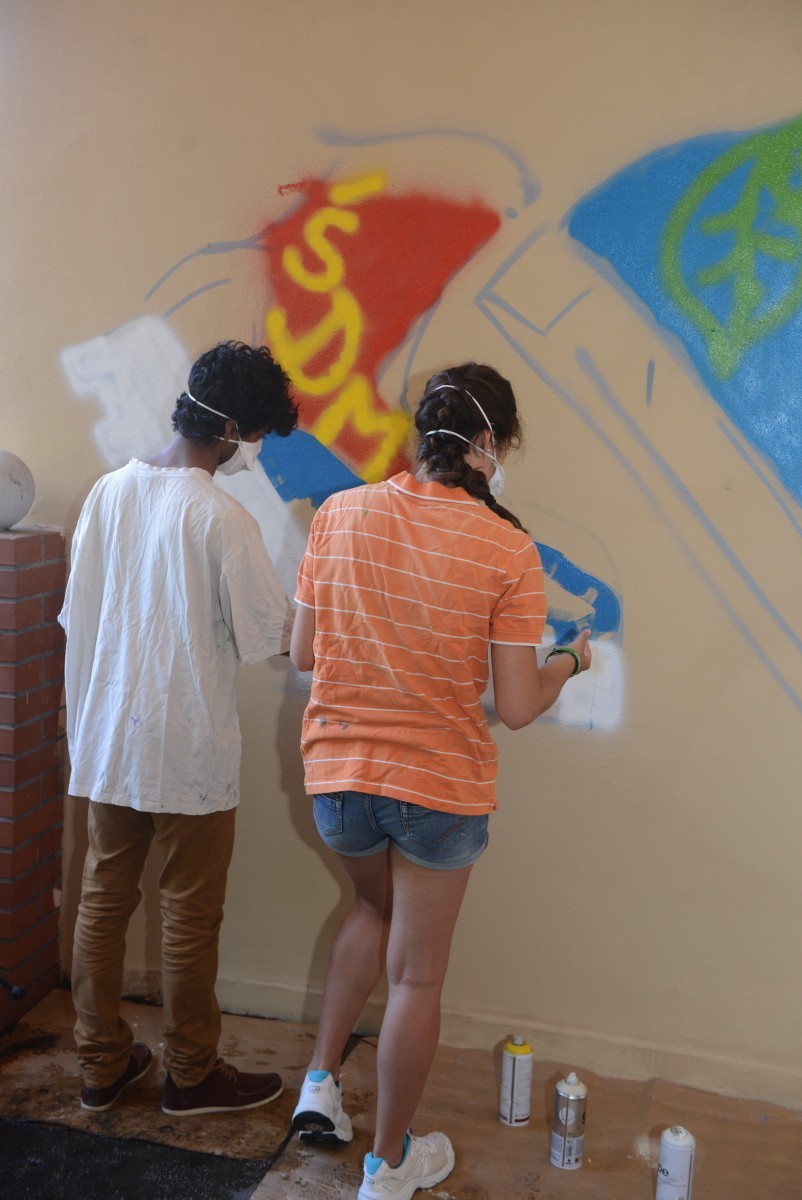 Młodzi ludzie namalowali nowy mural w Zielonej Górze.
