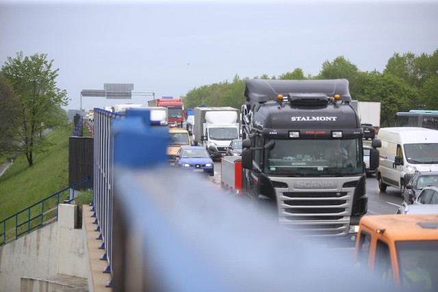 Ciężarówka wpadła do rowu. Zablokowane jest kilka kilometrów na autostradzie A4 w kierunku Katowic.Zdjęcie ilustracyjne.