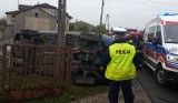 Wypadek w Józefowie koło Radomska. Kierowca audi jechał za szybko, auto przewróciło się na bok