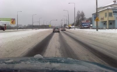 Auta zakopują się w śniegu i mają problemy z hamowaniem.