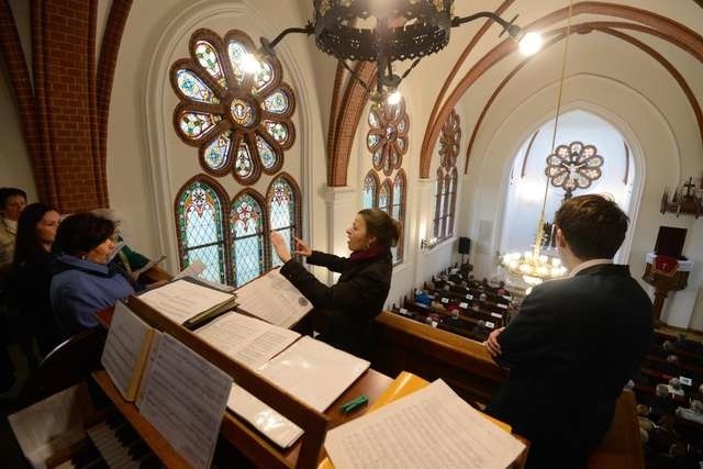 Podczas niedzielnego nabożeństwa połączonego z rekonsekracją kościoła, święty Szczepan po brzegi wypełnił się ludźmi. Śpiewał chór parafialny