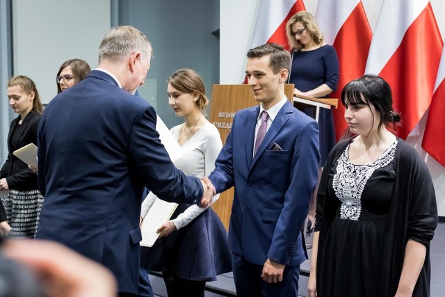 Są młodzi, zdolni i pracowici. Mają najlepsze oceny w szkole. Dzięki temu znaleźli się w gronie uczniów wyróżnionych przez premiera.