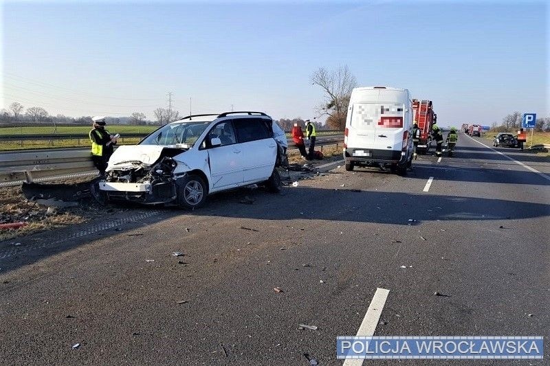 Karambol na A4 koło Wrocławia. 3 osoby zostały ranne, lądował śmigłowiec ratunkowy [ZDJĘCIA]