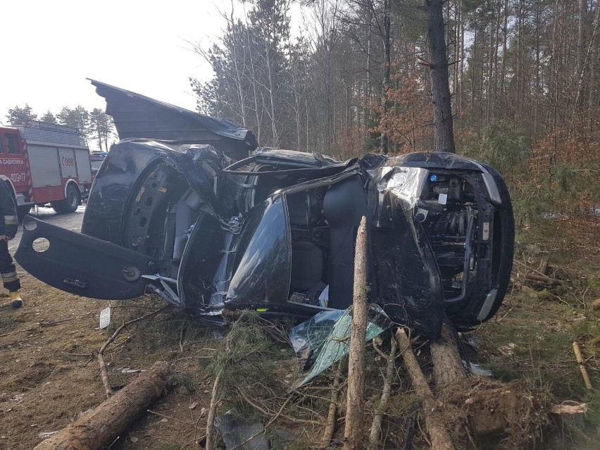 20-latek rozbił auto na drodze między Bochowem a Rokitami w piątek 5.03.2021. Uwaga, na drogach są oblodzenia i leży śnieg