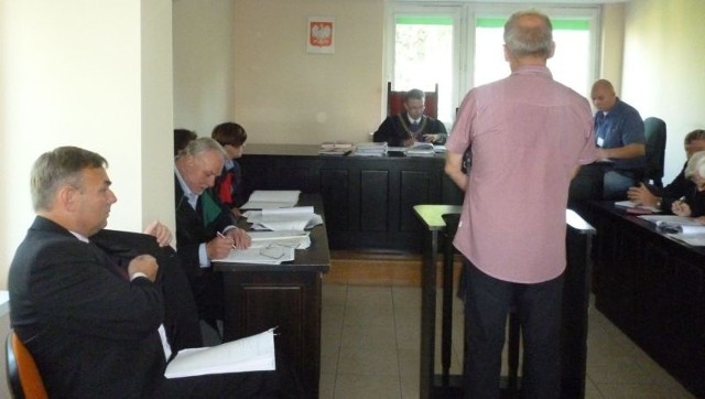 Podczas rozprawy zeznawali świadkowie &#8211; wyborcy. Pierwszy z lewej obecny wójt Jedlni - Letnisko Piotr Leśnowolski, który wystąpił w charakterze pokrzywdzonego.