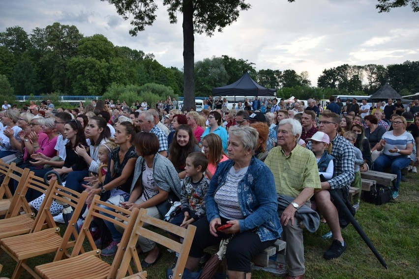 Sękowa. Koncert galowy Festiwalu Świat pod Kyczerą. Prezentacje trwały do późnej nocy. Publiczność gorąco oklaskiwała artystów