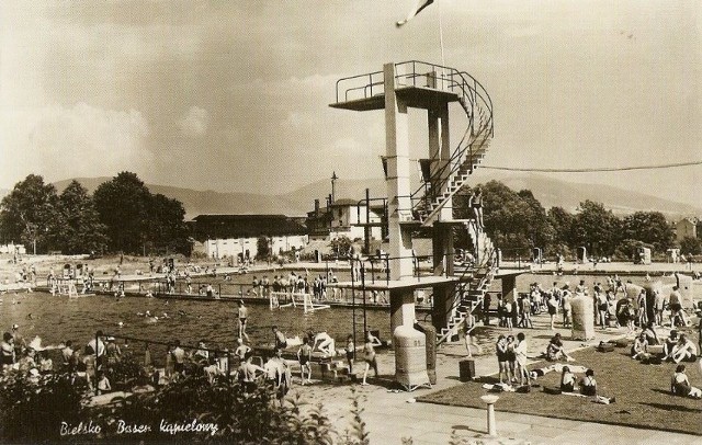 Kąpielisko Panorama, lata 40. ubiegłego wieku. Na pierwszym planie charakterystyczna wieża.Zobacz kolejne zdjęcia. Przesuwaj zdjęcia w prawo - naciśnij strzałkę lub przycisk NASTĘPNE