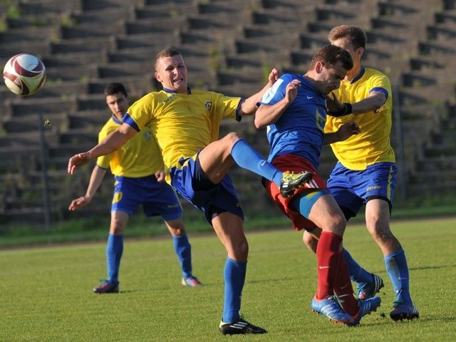 W zaległym meczu III ligi, Koral Dębnica pokonał Energetyka Gryfino 3:1 (0:1).