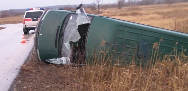 W środę rano w miejscowości Skowronno Dolne doszło do wypadku busa, którym podróżowało 8 osób.
