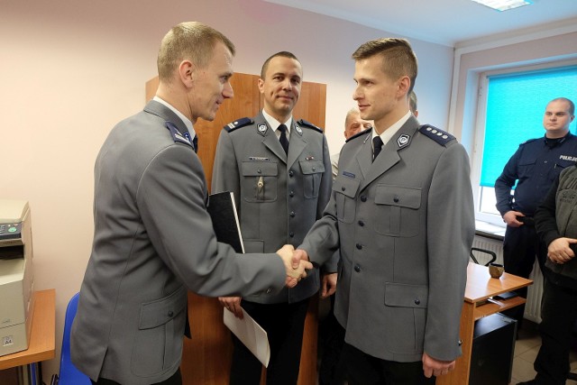 Nadkom. Kamil Tomaszczuk (po prawej) pokieruje pracą komisariatu policji w Wasilkowie. Zastąpił insp. Łukasza Głowackiego. W czwartek powitali go podwładni.
