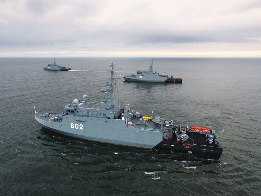 Trzy niszczyciele min na morzu - OORP "Kormoran", "Albatros"...