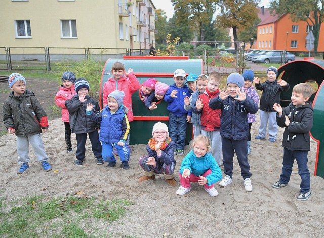 Przedszkolaki z grupy "Skrzaty" cieszą się z nowego placu zabaw.