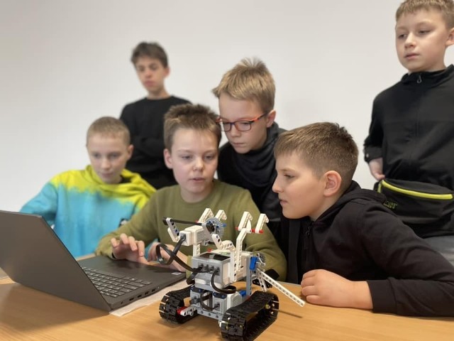 Podczas warsztatów w Samorządowym Centrum Kultury w Sędziszowie młodzież uczyła się programowania między innymi robotów Lego Mindstroms