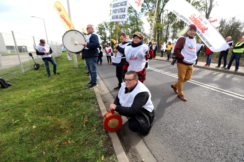 Protest pod fabryką czekolady w Bielanach Wrocławskich. Ludzie wyszli na ulicę