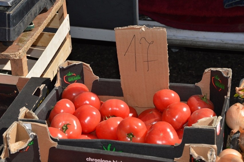 Piątkowy targ w Stalowej Woli. Na straganach czerwono od pomidorów. Jakie ceny? Zobacz zdjęcia
