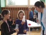 Udany naukowy piknik w tarnobrzeskiej "dziewiątce". Uczniowie z pasją przeprowadzali doświadczenia 