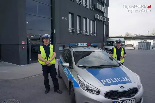 St. sierż. Łukasz Bromboszcz i st. sierż. Dariusz Ankiewicz pomogli rodzącej kobiecie na czas dotrzeć do szpitala